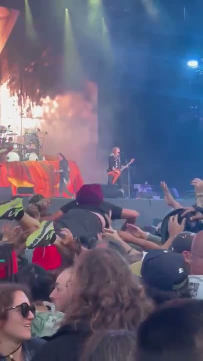Clip: Helloween — Save Us (Helloween at Hellfest Open Air)