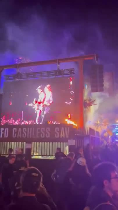 Clip: Scorpions — Blackout (Scorpions at Hellfest Open Air)