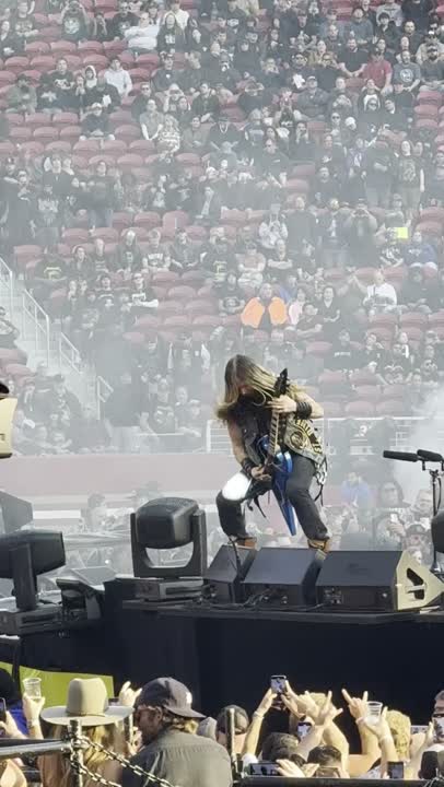 Clip: Pantera — In Heaven (Lady in the Radiator Song) (Pantera at Levi's Stadium)