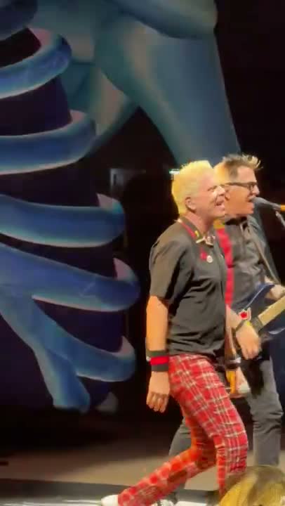 Clip: The Offspring (The Offspring at Shoreline Amphitheatre)