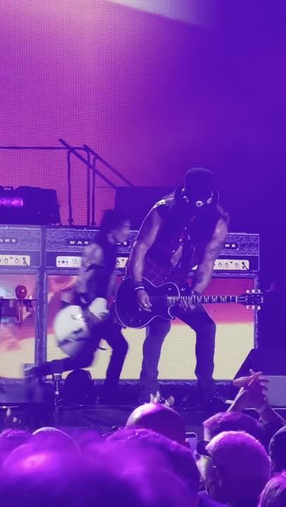 Guns N' Roses — It's So Easy at Busch Stadium